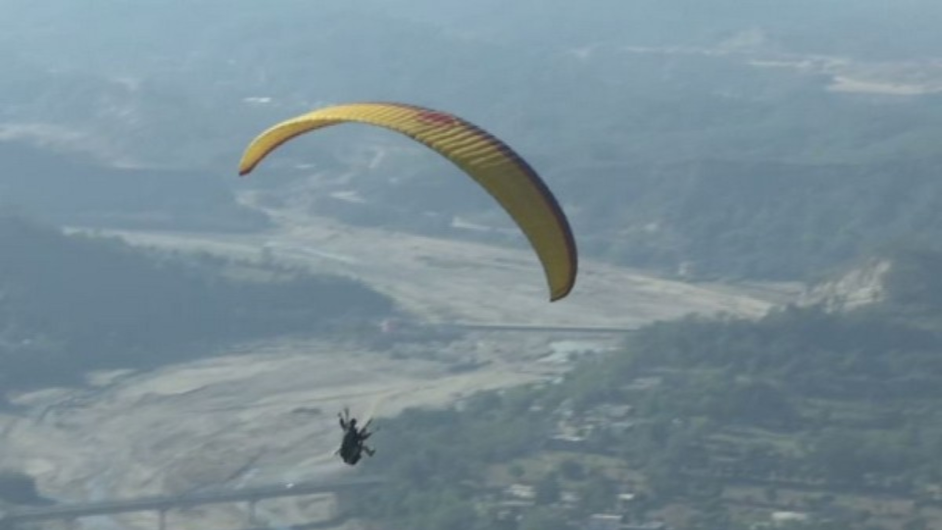 Himachal Pradesh: Woman tourist falls to death in paragliding crash in Kullu